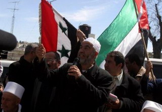 علَم سوريا رفرف في القدس دعماً للأقصى والاحتلال يعتقل الشيخ رائد صلاح ثم يطلقه