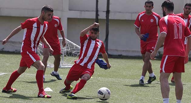 بالصور  : منتخب لبنان لكرة القدم يستأنف تمارينه 