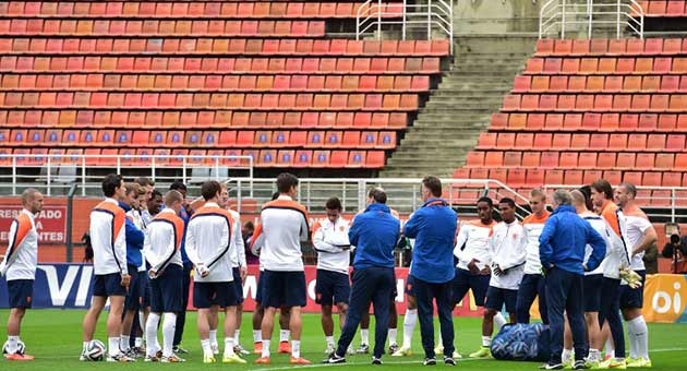 بالصور .. منتخب هولندا يستعد لمواجهة الارجنتين 
