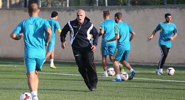 بالصور : العهد المتصدر يستعد  للقاء السلام زغرتا 