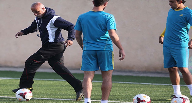 بالصور : العهد المتصدر يستعد  للقاء السلام زغرتا 