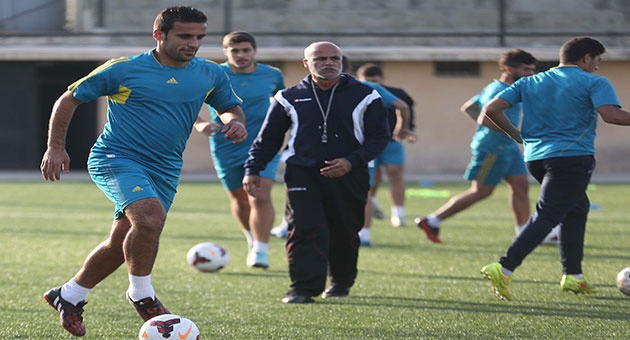 بالصور : العهد المتصدر يستعد  للقاء السلام زغرتا 