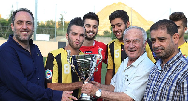 العهد يتسلم كأس بطولة لبنان لكرة القدم لفئة الآمال 