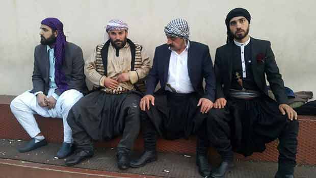  بالصور .. مباراة كرة قدم بالشراويل والأزياء التراثية في عكار 