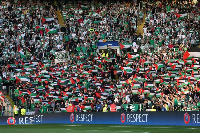 بالصور.. رافعو علم فلسطين يفوزون بجائزة أفضل جمهور في العالم