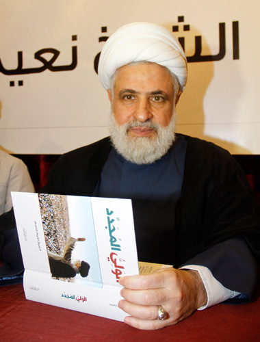 توقيع كتاب (الولي المجدد) للشيخ نعيم قاسم