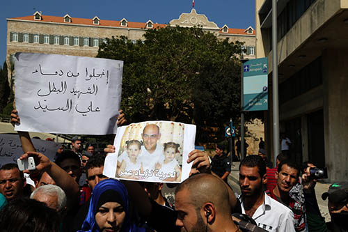 اعتصام اهالي العسكريين المخطوفين امام السراي 