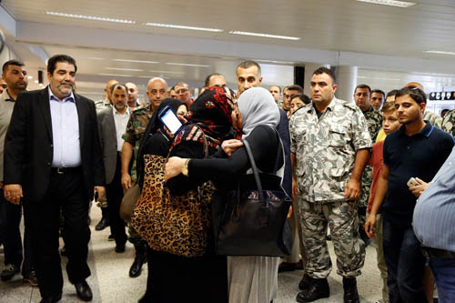 شقيقتان محررتان من أسر الجماعات الارهابية في حلب تصلان إلى بيروت