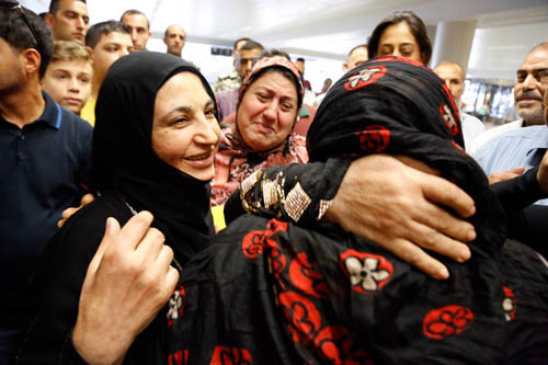 شقيقتان محررتان من أسر الجماعات الارهابية في حلب تصلان إلى بيروت