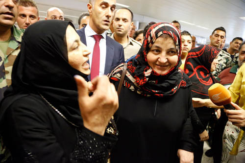 شقيقتان محررتان من أسر الجماعات الارهابية في حلب تصلان إلى بيروت