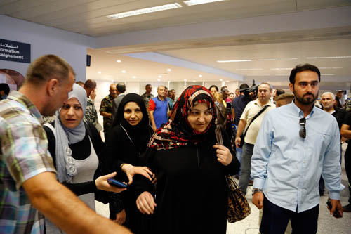 شقيقتان محررتان من أسر الجماعات الارهابية في حلب تصلان إلى بيروت
