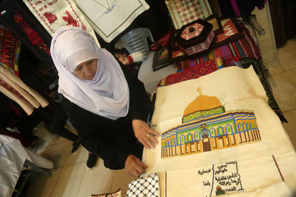(منتجات نسائنا) .. معرض المرأة الفلسطينية
