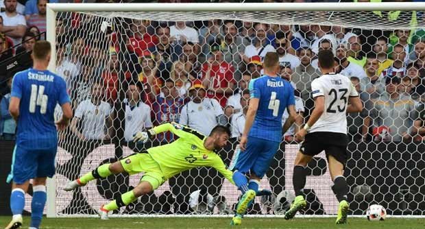 الماكينات الالمانية تطحن سلوفاكيا 3-0