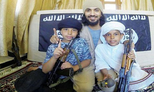 صبية "داعش": ارهابيون او انتحاريون صحيفة ’التايمز’: كيف حوّل تنظيم ’داعش’ الأطفال إلى انتحاريين