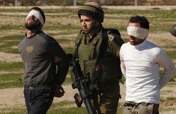 رغم الوعيد والتهديد الصهيوني: الأسرى الفلسطينيون يواصلون معركة "الأمعاء الخاوية".. وذووهم يشاركونهم الوجع