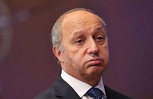 الأســد باقٍ بالثلاثة..
