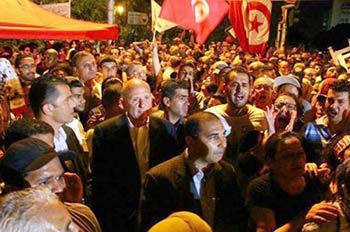 مبادرات لحل الأزمة السياسية في تونس بالتزامن مع الحرب على الإرهاب