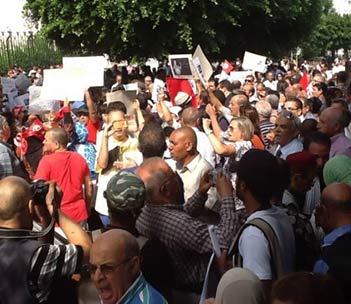 انضمام الصحافيين للمناهضين للحكومة التونسية تونس : فصل جديد من الصراع بين الحكومة والاعلام !