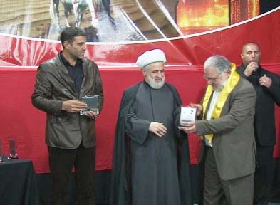 الشيخ قاسم يكرم اباء الشهداء الشيخ قاسم: في لبنان بلاء اسمه تلك الجماعة التي تنتظر تطورات المنطقة وأوامر الخارج