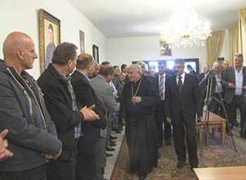 المطران عطالله مستقبلا المتضامنين معه إدانة بقاعية واسعة لمحاولة إختطاف مطران دير الأحمر