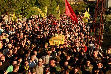 نعش الشهيد الجوني محمولاً على أكف رفاقه تشييع الشهداء فخر الدين وداغر والجوني وبدران