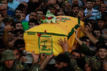 نعش الشهيد الجوني محمولاً على أكف رفاقه تشييع الشهداء فخر الدين وداغر والجوني وبدران