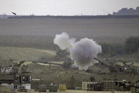 دبابات الاحتلال تقصف قطاع غزة الاحتلال يواصل عدوانه على المدنيين في غزة