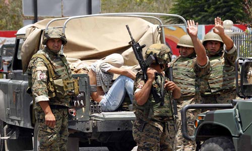 الجيش اللبناني يداهم شارعا في الطريق الجديدة ويلقي القبض على شخص ويصادر سيارة الجيش اللبناني يلقي القبض على سعودي ويصادر سيارة في الطريق الجديدة