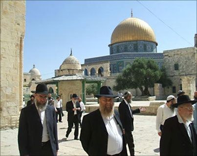 عدد من الكهنة الصهاينة يدخلون إلى المسجد الأقصى التهويد وتدمير التاريخ الثقافي مسعى صهيوني لتغيير فلسطين