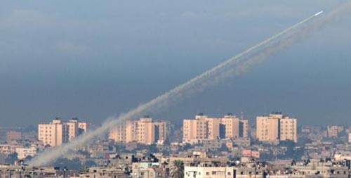 قصف صاروخي فلسطيني من قطاع غزة باتجاه الأراضي المحتلة في اليوم 16 للعدوان.. أكثر من 600 شهيد وآلاف الجرحى