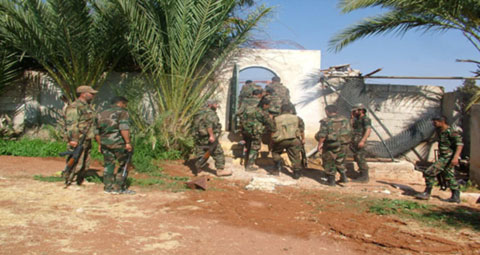 الجيش السوري خلال ملاحقته الارهابيين الجيش السوري يقصف مواقع لـ’داعش’ في الرقة وحلب