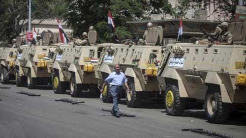 صورة أرشيفية لقوات أمن مصرية تستعد للانتشار في القاهرة مصر.. قتلى بمواجهات بذكرى فض اعتصامي ’رابعة’ و’النهضة’