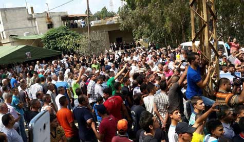 المسلحون يتخذون النازحين دروعاً بشرية في عرسال