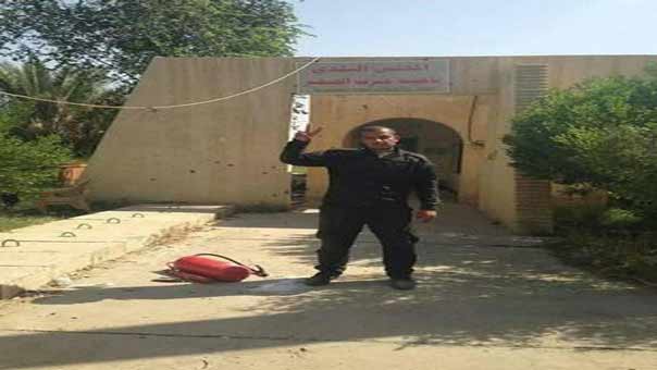 صورة لجندي عراقي مقابل المجلس البلدي لناحية جرف الصخر الجيش العراقي يستعيد السيطرة الكاملة على ناحية جرف الصخر ومنطقة الرويعية شمالي بابل
