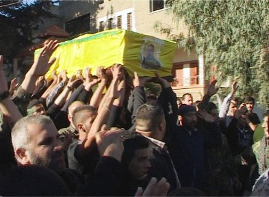 جثمان الشهيد محمد عبد الكريم زين الدين محمولاً على الأكف حزب الله يشيع الشهيد محمد عبد الكريم زين الدين في الهرمل