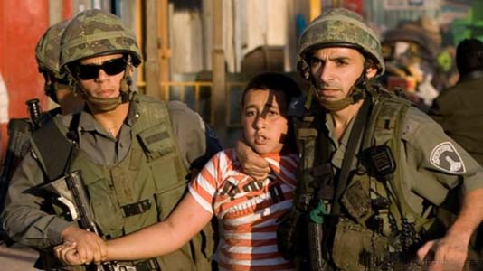 عناصر الاحتلال يعتقلون طفلا فلسطينياً ’تل أبيب’ تفرض غرامات كبيرة على أهالي راشقي الحجارة الفلسطينيين