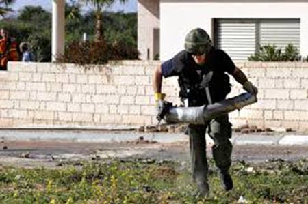 بقايا احد الصورايخ المنطلقة من غزة خلال عملية الجرف الصلب صفارات الانذار كاذبة في مستوطنات غلاف غزة