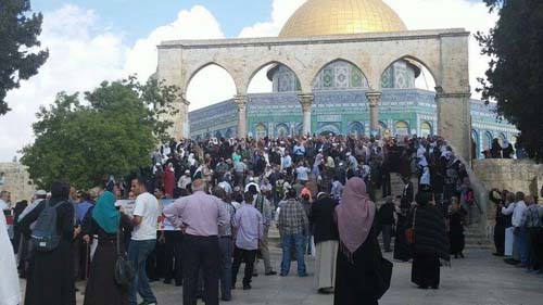 فلسطينيون أمام المسجد الأقصى لليوم الثالث على التوالي... شرطة الاحتلال والمستوطنون يواصلون تدنيس الاقصى