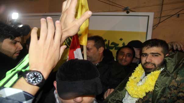 حفل استقبال حاشد للاسير المحرر عماد عياد فور وصوله الى منزل ذويه