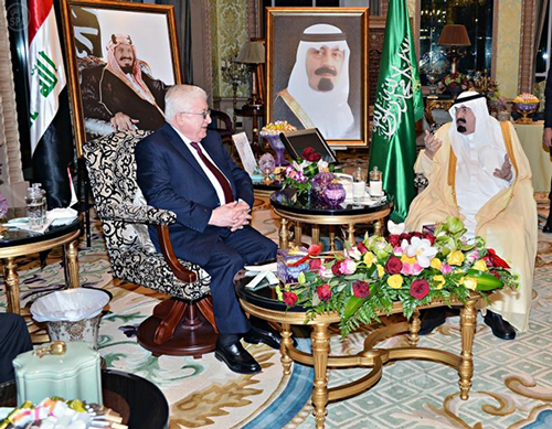 الملك السعودي خلال استقباله الرئيس العراقي الملك السعودي يستقبل الرئيس العراقي فؤاد معصوم في الرياض