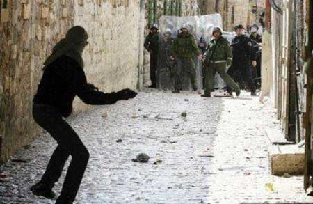 فلسطيني يرشق جنود الاحتلال المدججين بالسلاح بالحجارة تشديد عقوبات راشقي الحجارة في القدس المحتلة