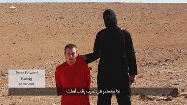 &rsquo;داعش&rsquo; يعدم الرهينة الأمريكي بيتر كاسينغ وسط تنديد دولي ويبث شريطاً مصوراً لذبح عسكريين سوريين