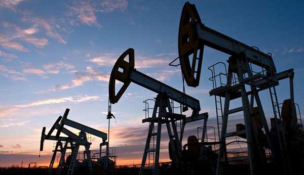 تراجع سعر برميل النفط إلى حوالي 65 دولاراً
