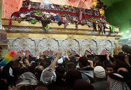 يا حسين نداء ملايين الزوار الذين احتشدوا في كربلاء لاحياء أربعينية الحسين &rsquo;ع&rsquo;
