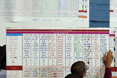خلال عمليات الفرز في مكاتب الاقتراع السبسي يتعهد بان يكون رئيساً لكل التونسيين ويرد على تحية المرزوقي بالمثل