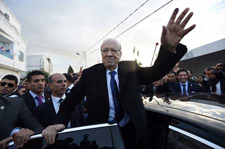 حزب قائد السبسي يعلن فوزه بالرئاسة التونسية... وحزب المرزوقي يعترض! 