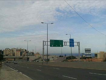 الطريق المؤدية إلى وزارة الدفاع في اليرزة وفد امام وزارة الدفاع للمطالبة باطلاق سراح الموقوف عمر الاطرش !!