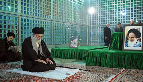 الإمام الخامنئي يزور مرقد الامام الخميني الإمام الخامنئي يزور مرقد الامام الخميني ’قدس’