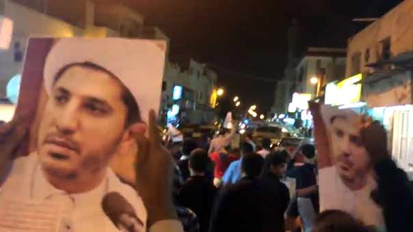 الأمن البحريني يستخدم المروحيات لقمع تظاهرة في قلب العاصمة ويعتقل قيادياً في الوفاق