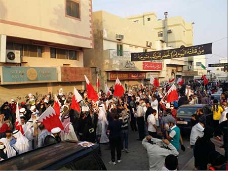 محتجون يرفعون الاعلام البحرينية الشارع البحريني ينتفض مطالباً باطلاق سراح الشيخ سلمان